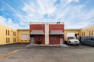 3337 NW 74th Ave, Miami, FL à louer Photo de l’immeuble– Image 1 sur 30