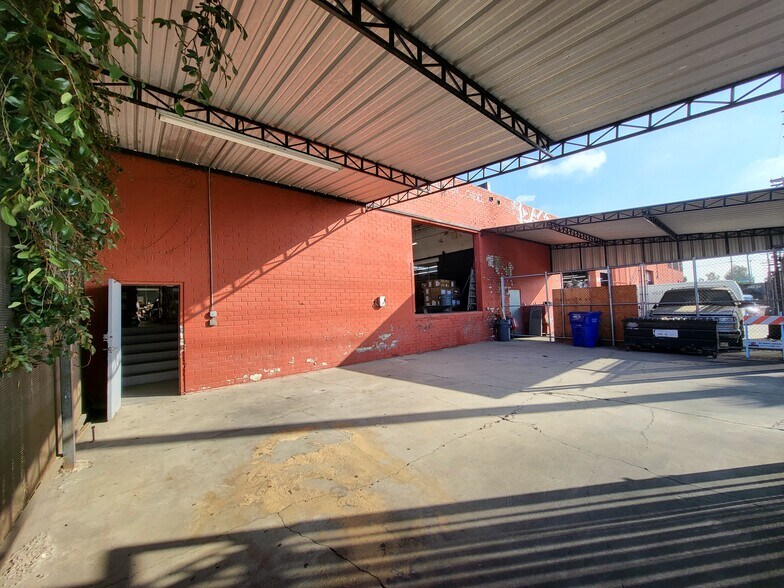 219 E 32nd St, Los Angeles, CA à louer - Photo de l’immeuble – Image 2 sur 10