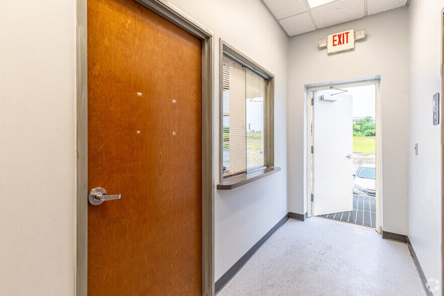 4001 Adler Dr, Dallas, TX à louer - Photo intérieure – Image 3 sur 5