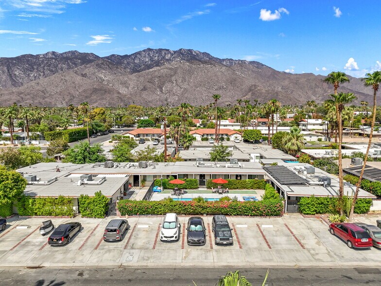 579 S Highland Dr, Palm Springs, CA à vendre - Photo de l’immeuble – Image 1 sur 15