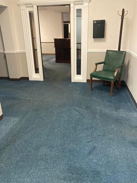 1 Monument Sq, Urbana, OH à louer - Hall d’entrée – Image 1 sur 40