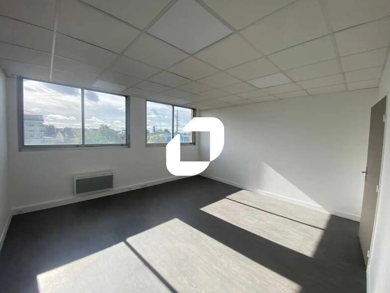 Bureau dans Conflans-Sainte-Honorine à louer - Photo de l’immeuble – Image 3 sur 7