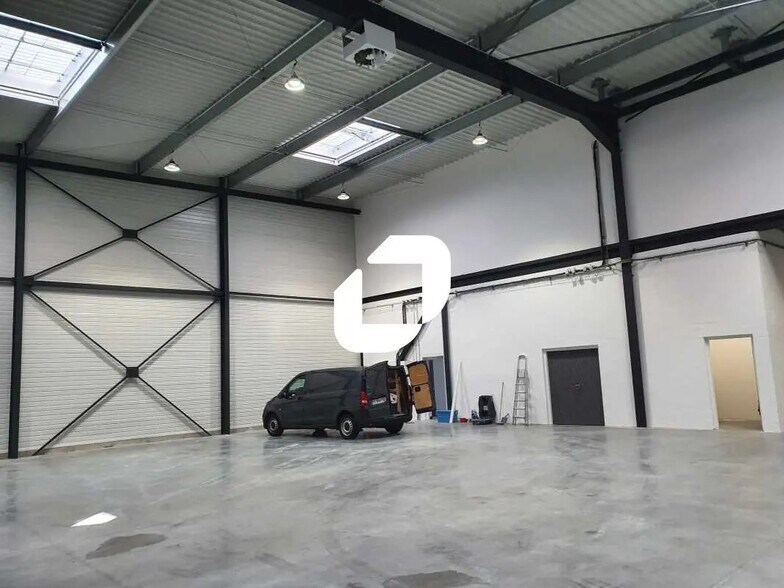 Local d’activités dans Buchelay à louer - Photo de l’immeuble – Image 2 sur 13