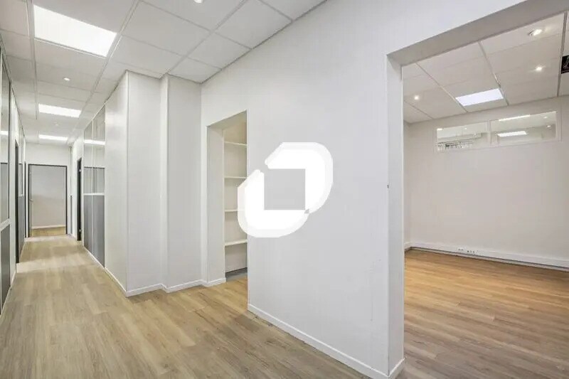 Bureau dans Maurepas à louer - Photo de l’immeuble – Image 3 sur 14