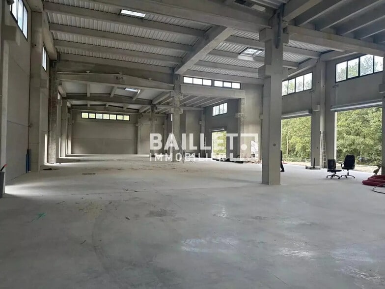 Industriel/Logistique dans Montauroux à louer - Photo de l’immeuble – Image 3 sur 6