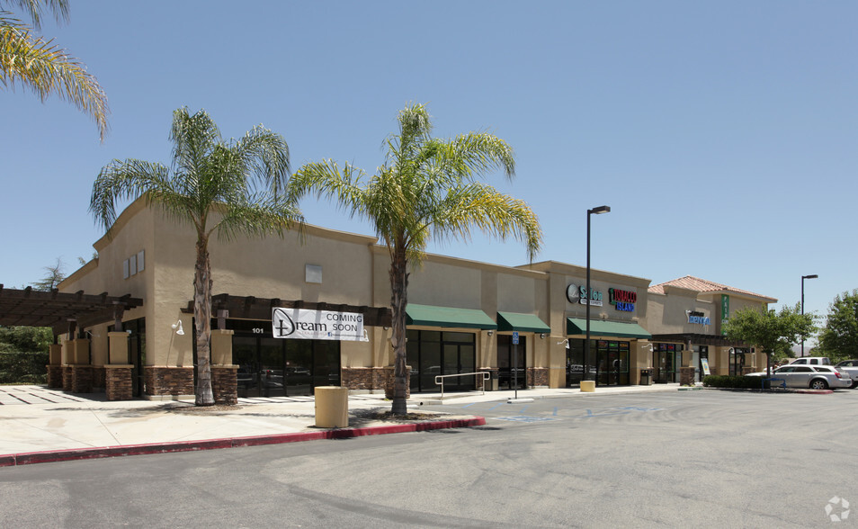 1561 E Ontario Ave, Corona, CA à louer - Photo de l’immeuble – Image 2 sur 9