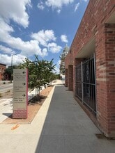 717 Dolorosa St, San Antonio, TX à louer Photo de l’immeuble– Image 2 sur 6