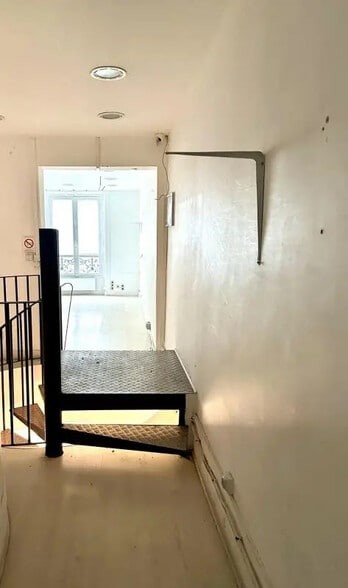 Local commercial dans Paris à louer - Photo de l’immeuble – Image 3 sur 7