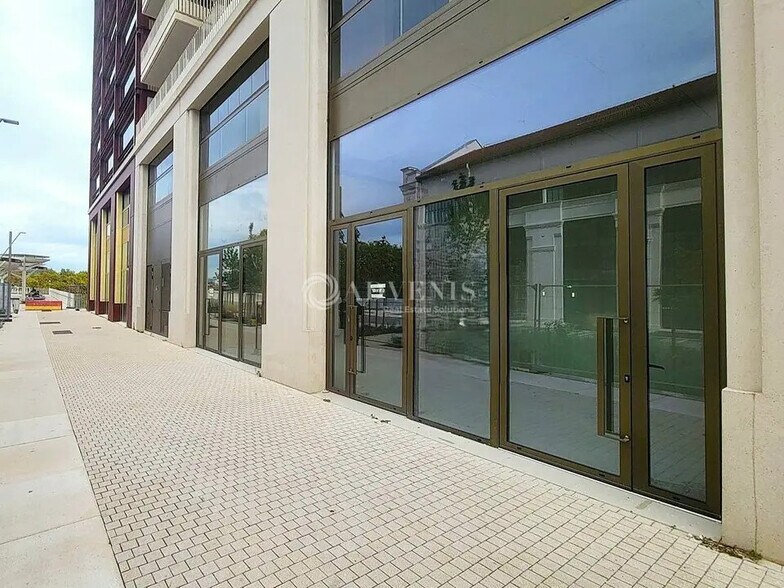 Local commercial dans Saint-Denis à louer - Photo de l’immeuble – Image 1 sur 4