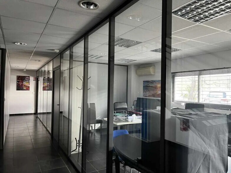 Local d’activités dans Septèmes-les-Vallons à louer - Photo de l’immeuble – Image 2 sur 34