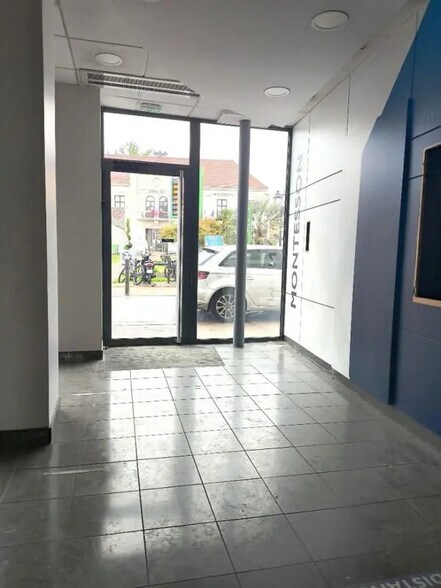 Local commercial dans Montesson à louer - Photo de l’immeuble – Image 3 sur 12