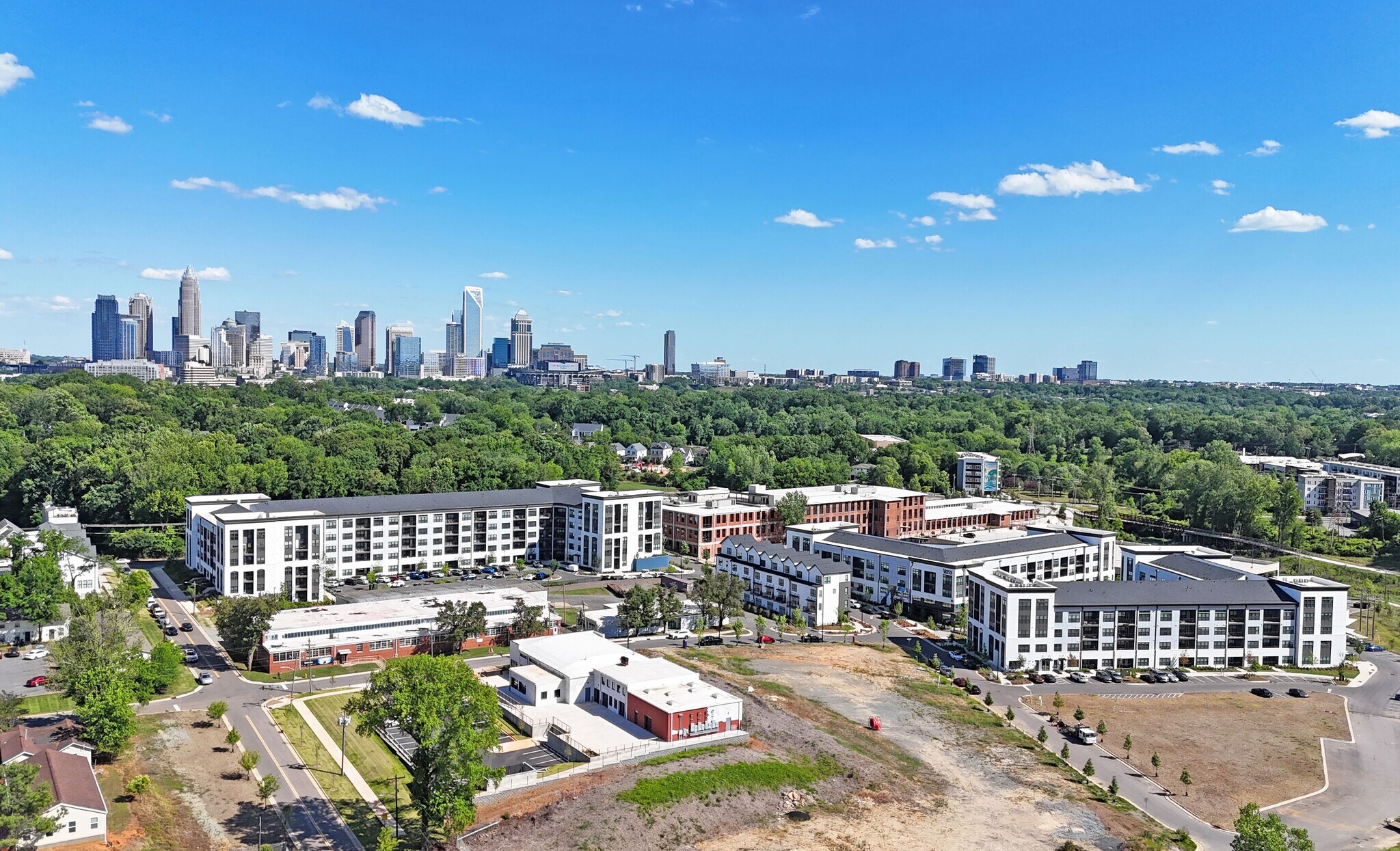 401, 410-411 S Gardner Ave, Charlotte, NC à vendre Photo de l’immeuble– Image 1 sur 6