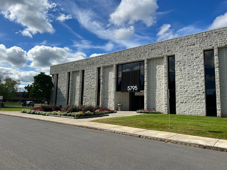 5795 Widewaters Pky, De Witt, NY à louer - Photo de l’immeuble – Image 1 sur 3