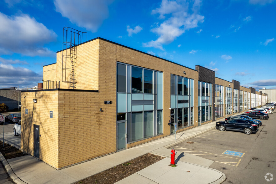 1215 Queensway E, Mississauga, ON à vendre - Photo de l’immeuble – Image 2 sur 5