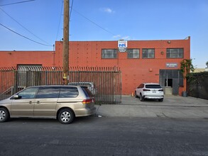 219 E 32nd St, Los Angeles, CA à louer Photo de l’immeuble– Image 1 sur 4