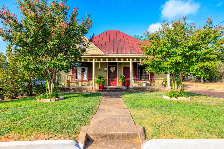 303 W Austin St, Fredericksburg, TX à vendre - Photo de l’immeuble – Image 2 sur 27
