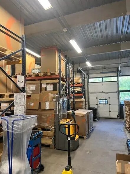 Local d’activités dans Villebon-sur-Yvette à louer - Photo de l’immeuble – Image 2 sur 10