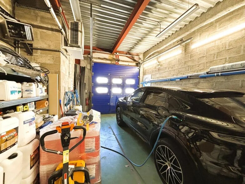 Local d'activités dans Sainte-Geneviève-des-Bois à vendre - Photo de l’immeuble – Image 3 sur 9