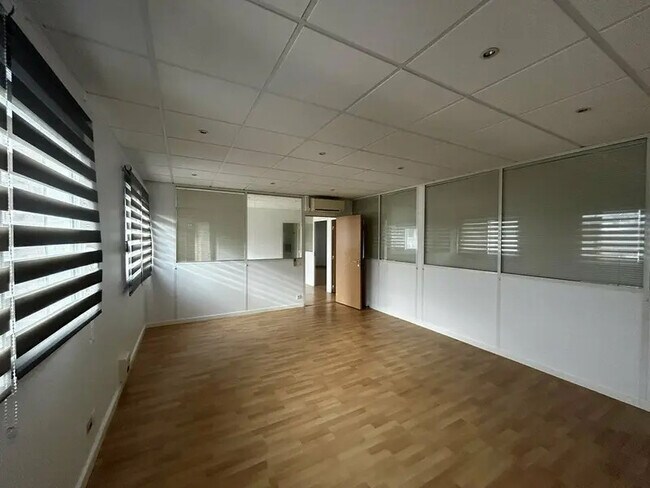 Plus de détails pour 21 Rue Des Cerisiers, Lisses - Bureau à louer