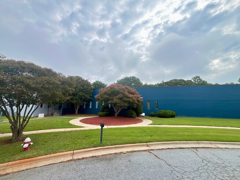 705 Baker Ct, High Point, NC à louer - Photo de l’immeuble – Image 3 sur 9