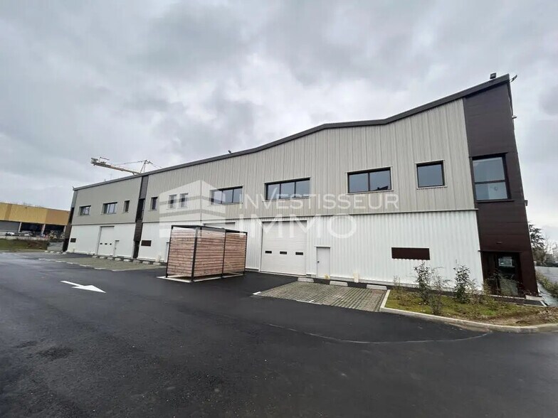 Local d’activités dans Osny à louer - Photo de l’immeuble – Image 2 sur 11