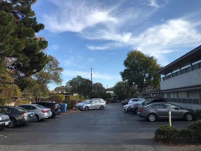 2875 Middlefield Rd, Palo Alto, CA à louer - Photo de l’immeuble – Image 3 sur 3