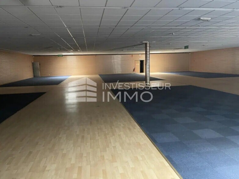 Local commercial dans Savigny-le-Temple à louer - Photo de l’immeuble – Image 3 sur 4
