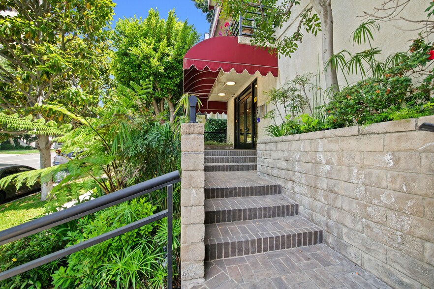 1360 S Beverly Glen Blvd, Los Angeles, CA à vendre - Photo de l’immeuble – Image 3 sur 19