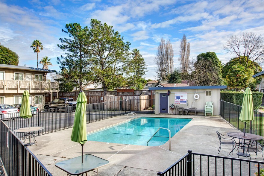 7400 Bridgit Dr, Rohnert Park, CA à vendre - Photo de l’immeuble – Image 2 sur 25