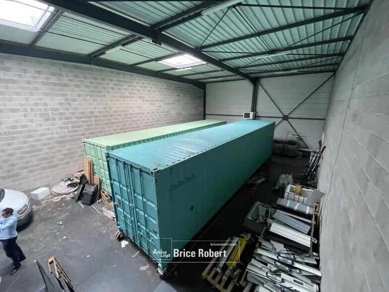 Local d'activités dans Saint-Priest à vendre - Photo de l’immeuble – Image 3 sur 5