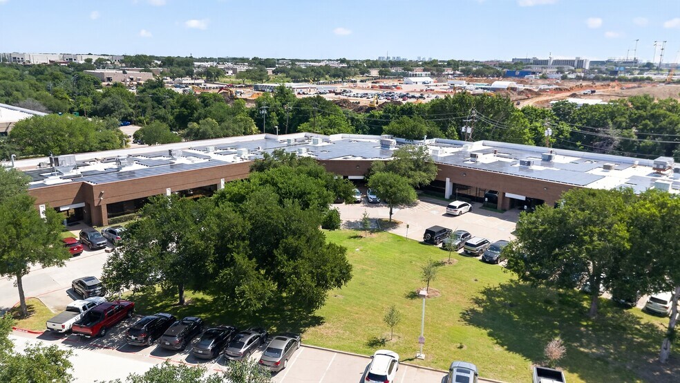 7920 Elmbrook Dr, Dallas, TX à louer - Photo de l’immeuble – Image 3 sur 16