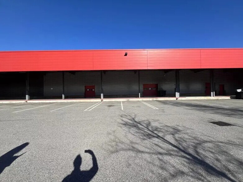 Industriel/Logistique dans Fréjus à louer - Photo de l’immeuble – Image 3 sur 10