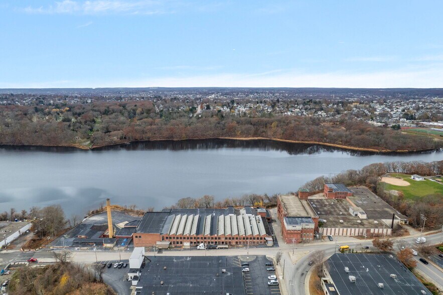 727 School St, Pawtucket, RI à louer - Photo de l’immeuble – Image 2 sur 28