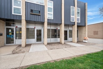 9865 W Roosevelt Rd, Westchester, IL à louer Photo de l’immeuble– Image 2 sur 9