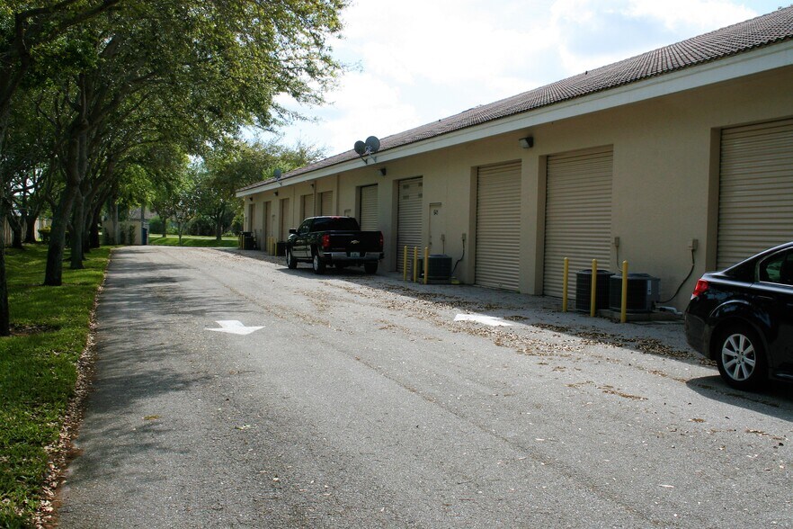 629-633 SE Central Pky, Stuart, FL à louer - Photo de l’immeuble – Image 3 sur 4