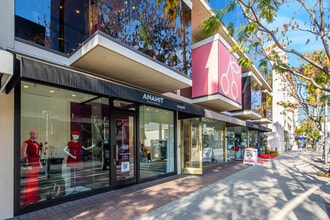 9625-9647 Brighton Way, Beverly Hills, CA à louer Photo de l’immeuble– Image 2 sur 6