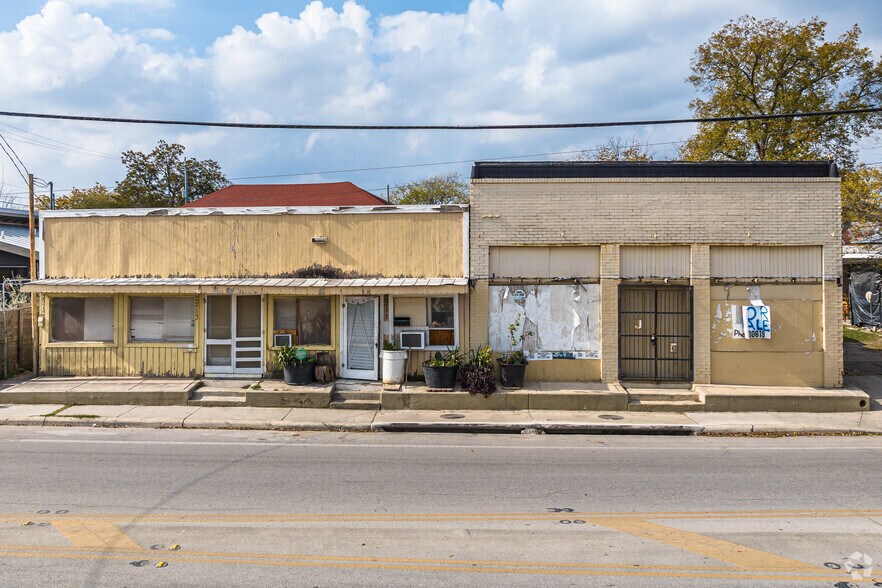 2215 S Flores St, San Antonio, TX à vendre - Photo de l’immeuble – Image 2 sur 4