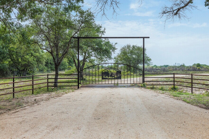 CR 19, Hallettsville, TX à vendre - Photo principale – Image 1 sur 46