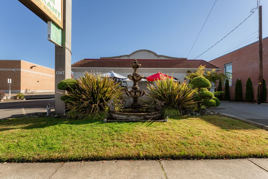 1347 NE Stephens St, Roseburg, OR à vendre - Photo de l’immeuble – Image 2 sur 34