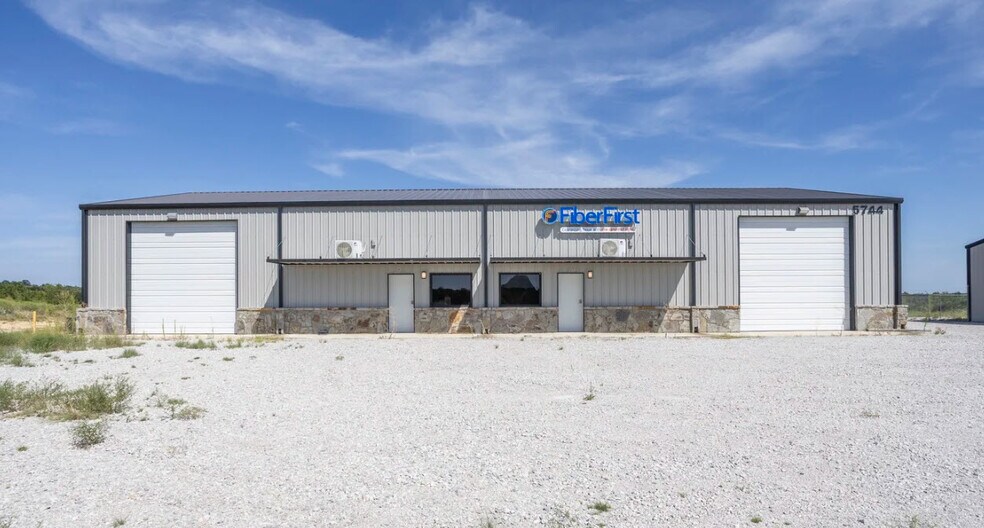 5744 N FM 51, Weatherford, TX à louer - Photo de l’immeuble – Image 1 sur 9