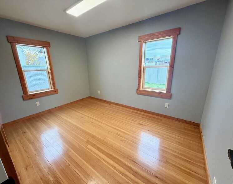 132 NE Yale Ave, Bend, OR à louer - Photo de l’immeuble – Image 2 sur 7