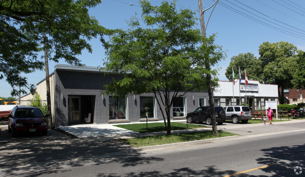 60 Caledonia Rd, Toronto, ON à vendre - Photo de l’immeuble – Image 3 sur 8