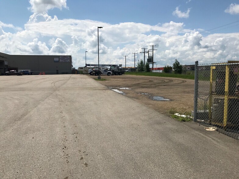7106 42nd St, Leduc, AB à louer - Photo de l’immeuble – Image 2 sur 11