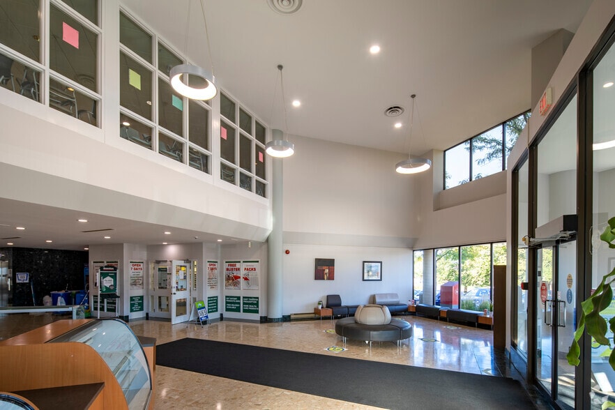 1235 Trafalgar Rd, Oakville, ON à louer - Hall d’entrée – Image 3 sur 4