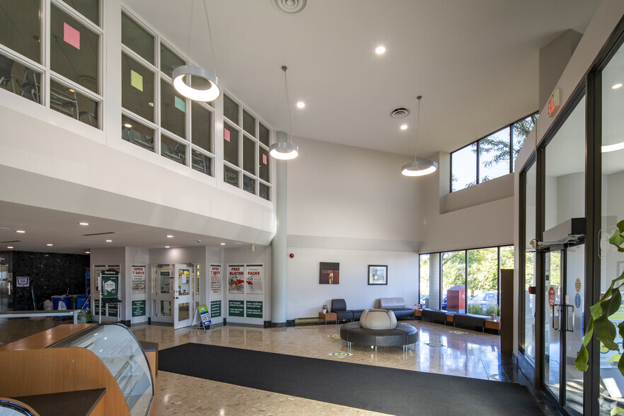 1235 Trafalgar Rd, Oakville, ON à louer - Hall d’entrée – Image 3 sur 4