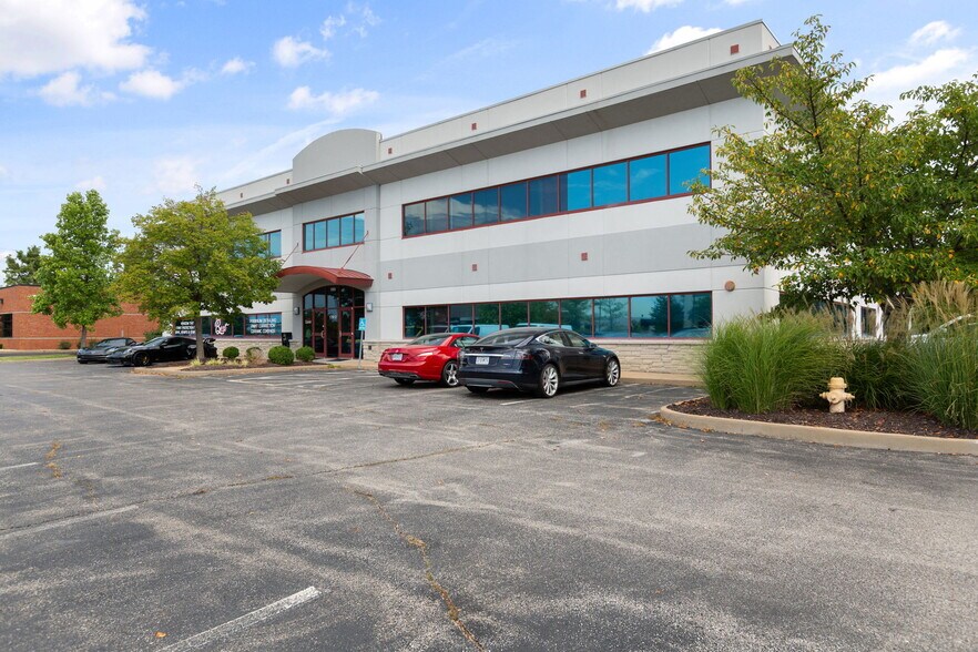 17813 Edison Ave, Chesterfield, MO à louer - Photo de l’immeuble – Image 2 sur 12