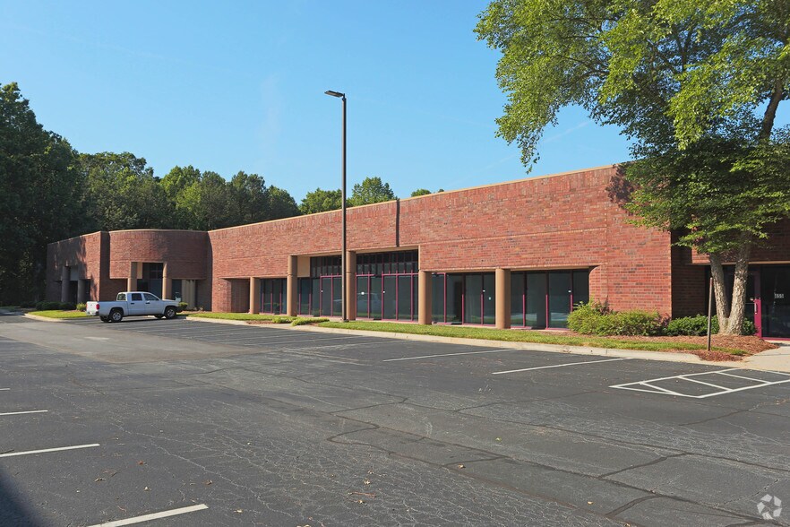 1600 Oakbrook Dr, Norcross, GA à louer - Photo principale – Image 1 sur 8