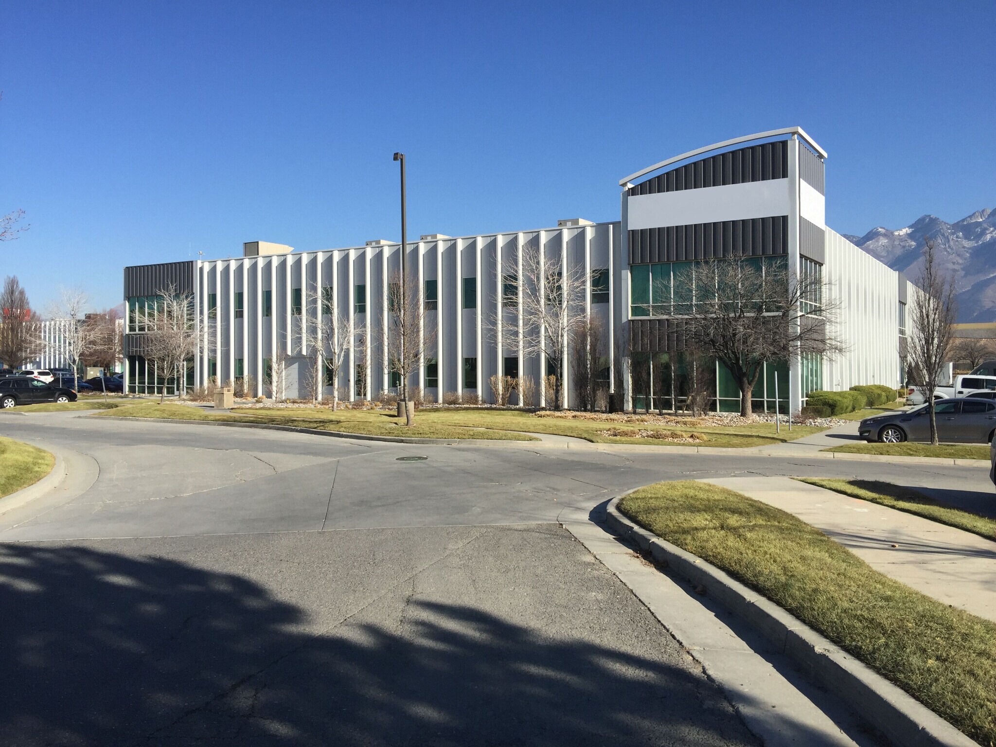 12159 S Business Park Dr, Draper, UT à louer Photo principale– Image 1 sur 18