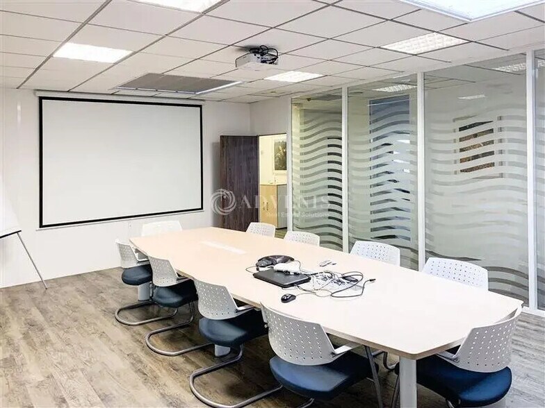 Bureau dans Saint-Thibault-des-Vignes à louer - Photo de l’immeuble – Image 1 sur 8