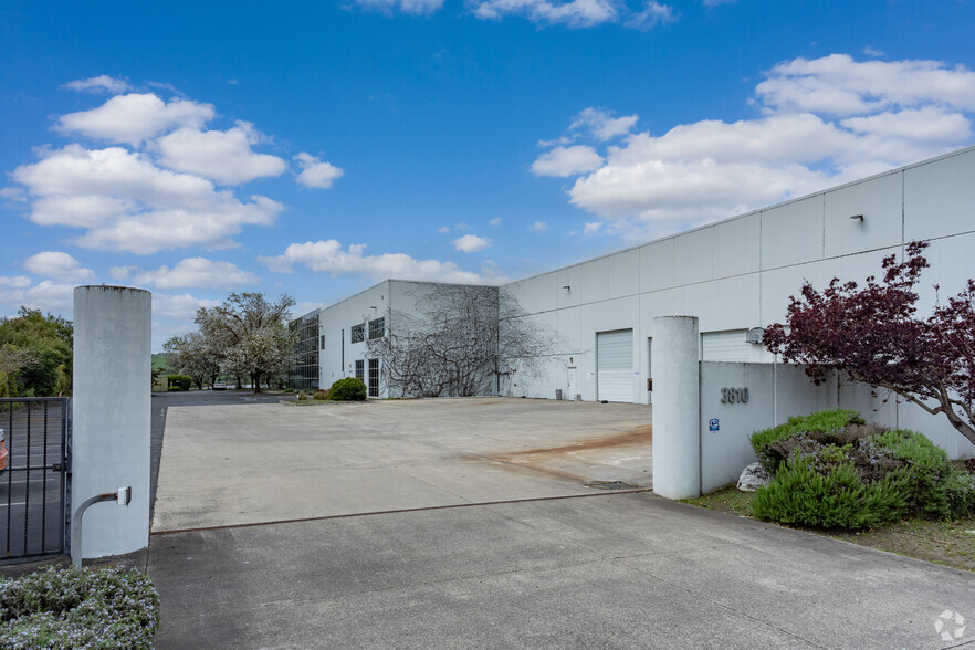 3810 Cypress Dr, Petaluma, CA à louer - Photo de l’immeuble – Image 2 sur 7